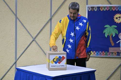 Maduro vota na Venezuela e prega respeito ao resultado da eleição