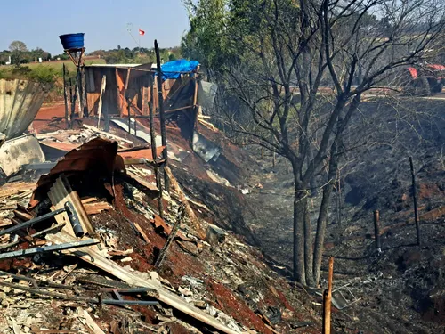 Acampamento do MST tem barracos incendiados e moradores suspeitam de crime: