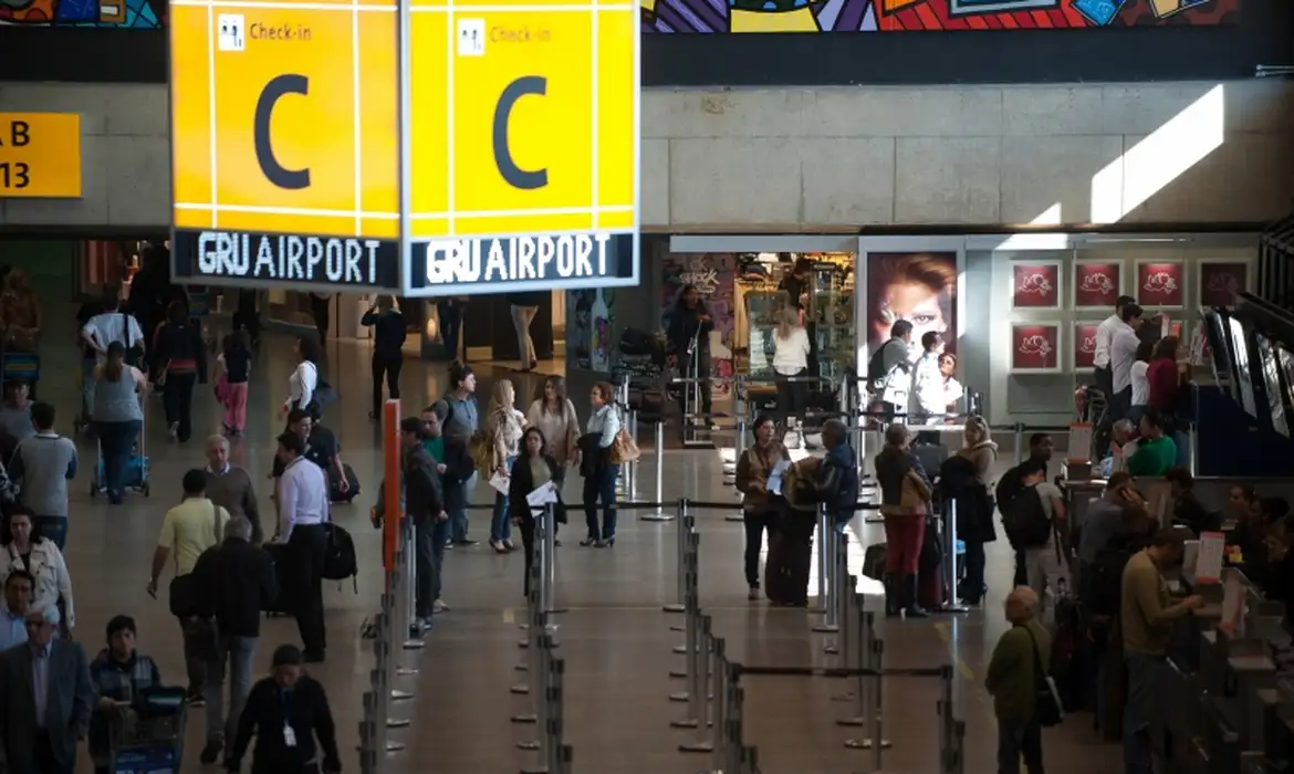 Aeroporto De Guarulhos Tem Suspeita De Incêndio E Operações Interrompidas