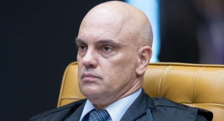 Antes De "derrubar" O X, Moraes Conversou Com Duas Pessoas...