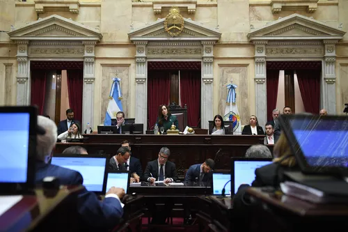 Argentina: em mais uma derrota para Milei, Senado aprova reajuste na aposentadoria