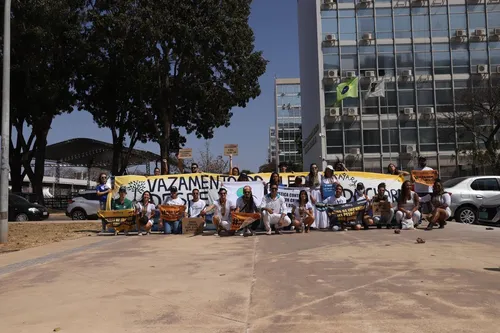 Ativistas protestam em memória dos 5 anos do derramamento de petróleo em praias do Nordeste