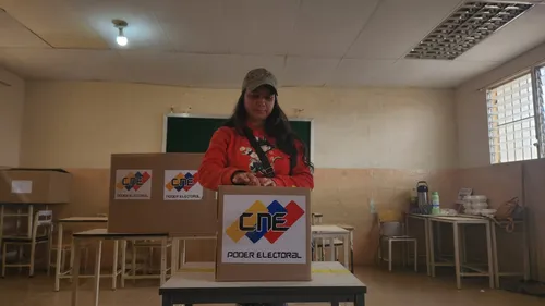 Comunas se mobilizam para votar por projetos e mostrar apoio a Maduro em consulta popular na Venezuela