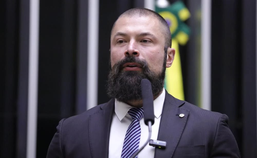 Deputado anuncia medida contra Boulos após absurdo com o hino nacional