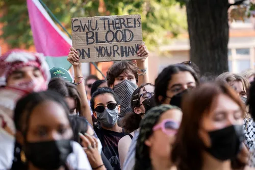 Enquanto Kamala repete promessas de cessar-fogo em Gaza, convenção democrata termina com protestos contra genocídio