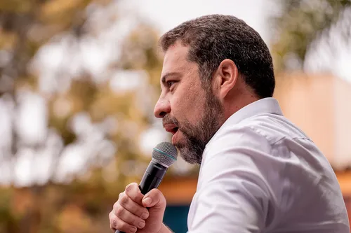 Guilherme Boulos reúne famosos e apoiadores em ato no centro da capital paulista 