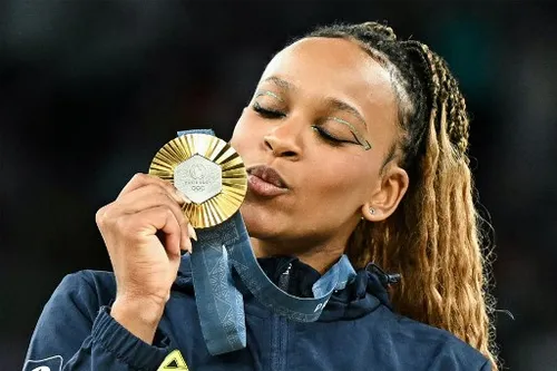 Rebeca Andrade leva o ouro no solo e se torna a maior medalhista olímpica do Brasil