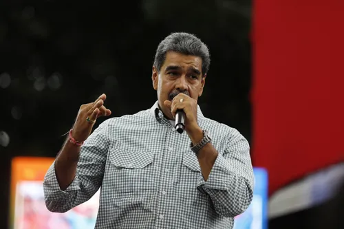 Oposição venezuelana faz ato esvaziado e chavismo reforça apoio a Maduro, um mês após pleito