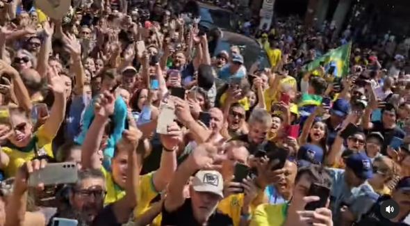 Presença de Bolsonaro atrai multidão ao Calçadão de Londrina