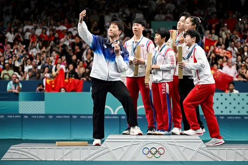 Selfie de atletas de tênis de mesa das Coreias no pódio das Olimpíadas corre o mundo