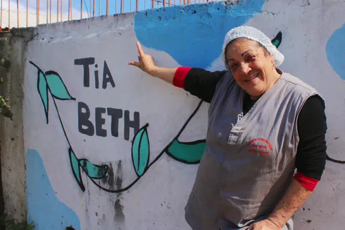 A Revolução de Tia Beth: uma mesa na calçada que virou Cozinha Comunitária em Porto Alegre