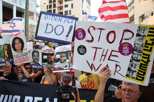 Apostando em vitória de Trump, Netanyahu ignora protestos e usa reféns para ganhar tempo, avalia professor