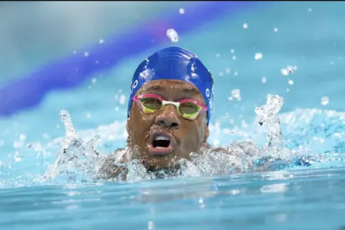 Gabrielzinho quebra recorde mundial nas eliminatórias dos 150 metros medley: